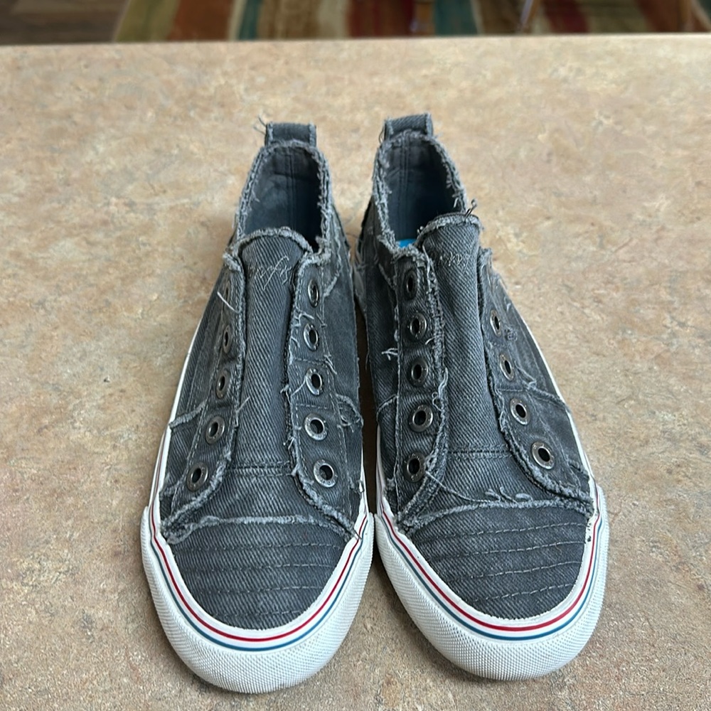 Grey 7.5 blowfish like new